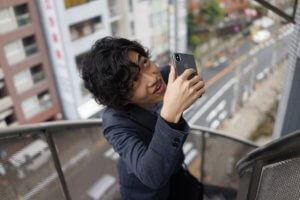 盗撮対策で窓やドアを閉める様子