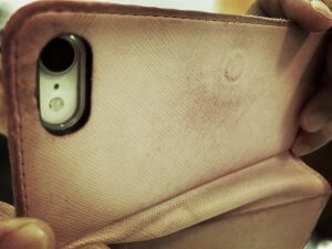 レンズを布で覆い盗撮防止する様子